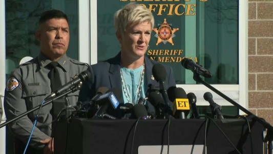 Fiscal no descarta acusar a Alec Baldwin por tiro en set de filmación