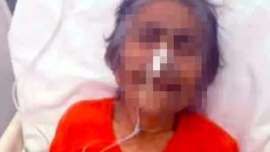 Abandonaron a una anciana en un hospital con un cartel que decía “no me puedo hacer cargo”