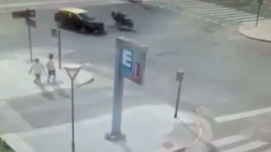 Impactante choque en la 9 de julio: un taxista embistió y mató a un motociclista