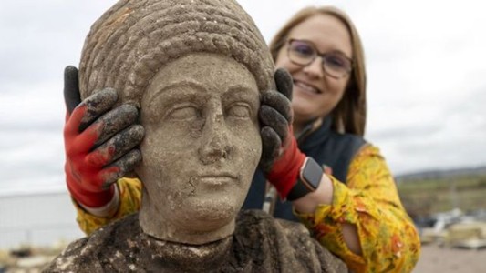 Encuentran estatuas y objetos romanos mientras excavan túnel ferroviario en Londres