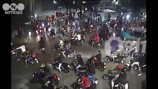 Video: Invasión de motos en Córdoba, secuestro de vehículos, fuga y un inspector atropellado