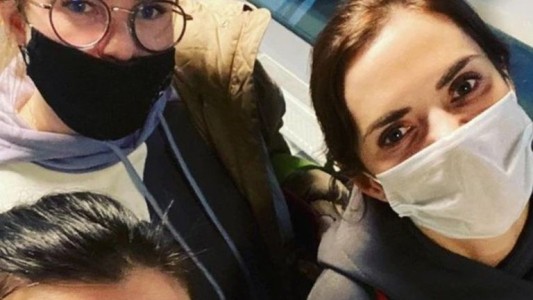 Se subió al avión y entró en pánico por un mal augurio: el mensaje del piloto que la calmó