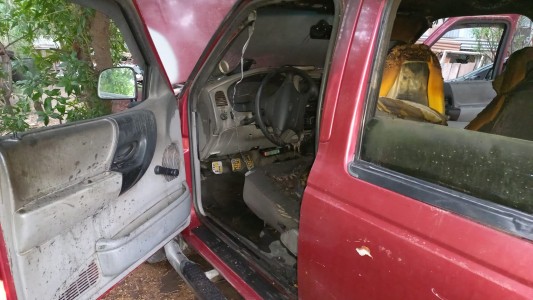 Un nene de 2 años jugaba con un encendedor y prendió fuego una camioneta