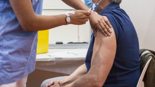 Tercera dosis a "priorizados" en CABA: es necesario volver a inscribirse