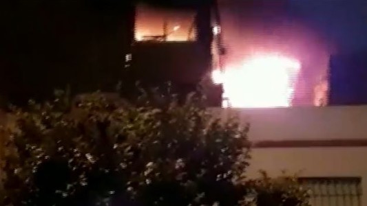 Un matrimonio y un niño de 10 años murieron tras el incendio de una gomería en La Tablada