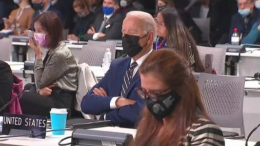Biden se quedó dormido en plena cumbre por el clima y tuvieron que despertarlo