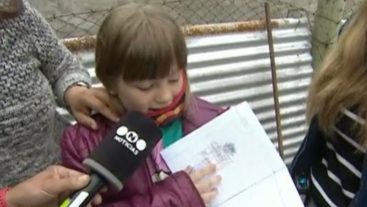 Selena, de 9 años, vende sus dibujos para reconstruir su casa: un incendio dejó a su familia en la calle