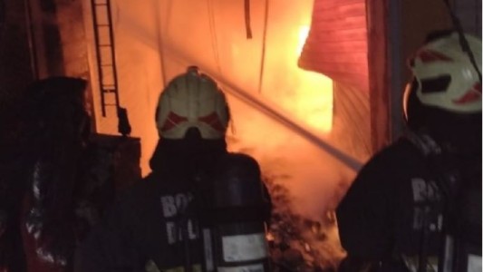 Se incendia una galería en Floresta, donde trabajan equipos de Bomberos y ambulancias