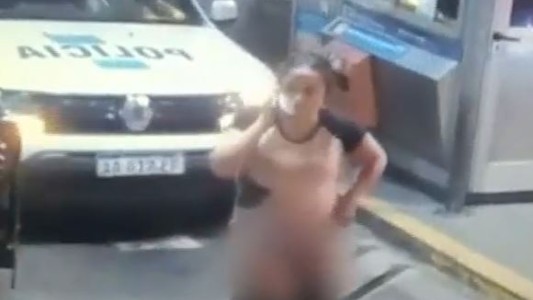 Video: Una policía alcoholizada y a contramano intentó simular que habían abusado de ella