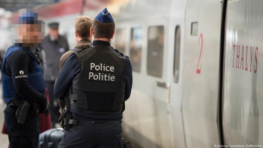 Al grito de “Alá es grande” un terrorista atacó a policías a cuchillazos en París