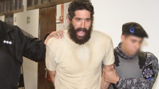 "Yo veo a mi madre que me habla en la cabeza", declaró el "hombre gato" por primera vez en el juicio