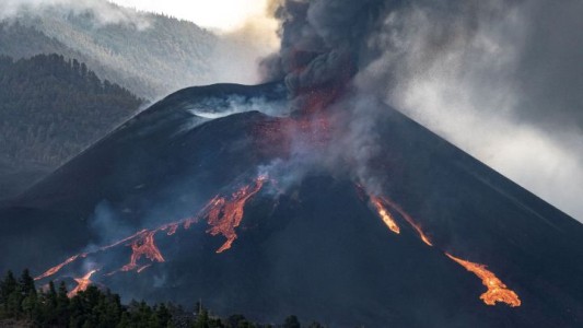 El volcán en La Palma aumentó la emisión de lava: suspendieron las clases y la circulación aérea