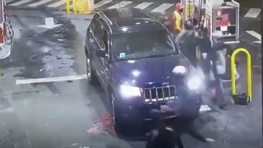 San Telmo: frenó a cargar nafta y 10 ladrones le robaron su camioneta