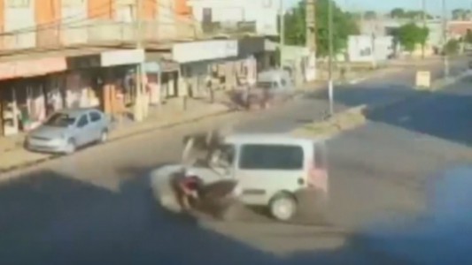 Video: motociclista que iba sin casco chocó contra una camioneta y salió caminando