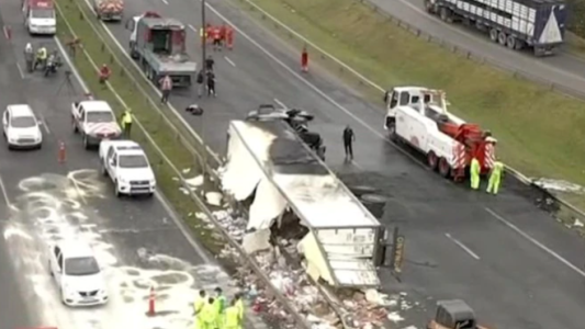 Volcó un camión en Panamericana y cayó otro a poco kilómetros
