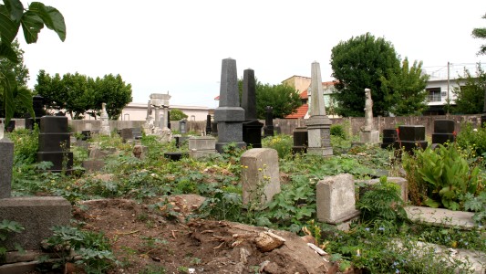 Denuncian que el Cementerio Israelita de Avellaneda sufrió ataques vandálicos