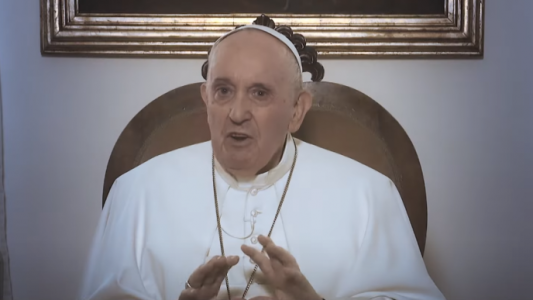 A través de YouTube, Francisco pide por quienes sufren "agotamiento extremo" por "estrés laboral"