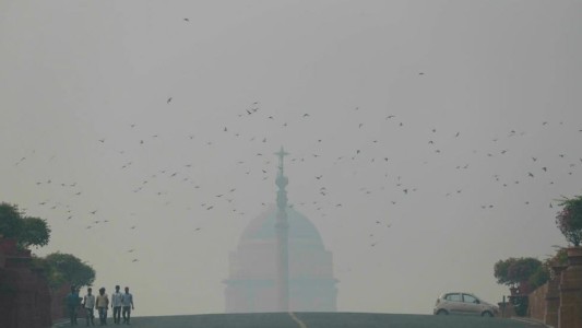 Alarma sanitaria en Nueva Delhi: una nube de smog cubrió la ciudad