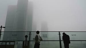Pekín cierra carreteras y parques infantiles por densa nube de contaminación