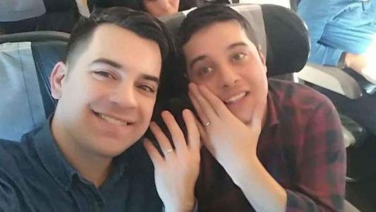 Video viral: el joven que le pide casamiento a su novio en pleno vuelo