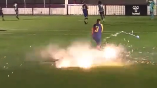 Video: un hincha lanzó una bengala e hirió a un futbolista en pleno partido