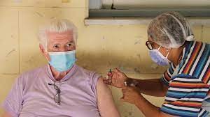 Un estudio de Santa Fe demostró que combinar vacunas triplicó anticuerpos en mayores de 60 años