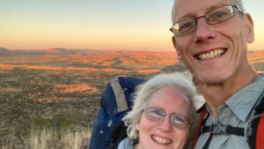 Murió atacado por un tiburón mientras nadaba: su esposa e hijos vieron todo desde la orilla