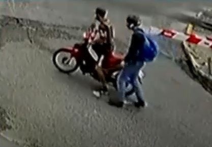 Video: Les roban cuando paran en la barrera