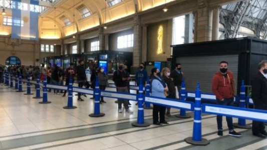 Largas filas en Retiro para comprar pasajes en tren a Córdoba para la temporada