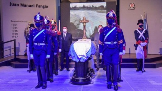 Trasladaron los restos de Juan Manuel Fangio al mausoleo en su museo