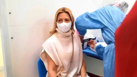 La primera dama Fabiola Yáñez recibió la segunda dosis de vacuna contra el coronavirus