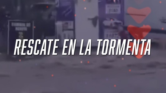 Dramático rescate de un motociclista en medio de la tormenta en Córdoba - #FlashChat