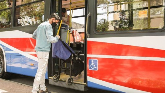 Niños en cochecitos podrán ser subidos por la puerta central en los colectivos de transporte urbano