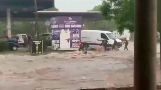 Video: El dramático rescate de un motociclista en una calle inundada de Córdoba