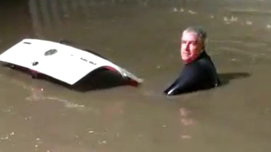 Se inundó el túnel de un shopping y un hombre quedó atrapado con su auto