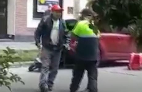 Video: Un delivery acusó a un agente de tránsito de haberlo hecho chocar