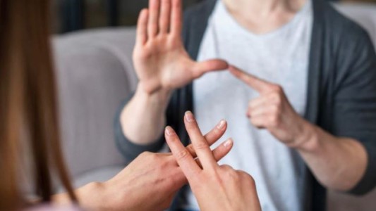 Por primera vez en las elecciones habrá interpretación en lengua de señas por videollamada