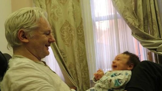 Assange consiguió el permiso para casarse en la cárcel