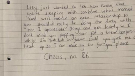 Su mujer lo engañó y le escribió una nota al amante: "Podrías avisarme para que puedas estacionar"