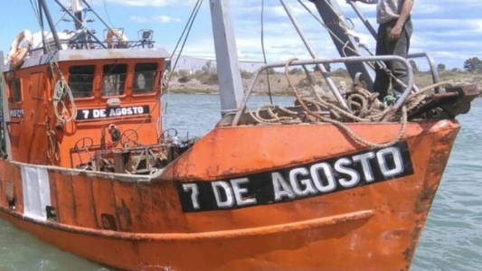 Buscan a dos tripulantes de un pesquero que se hundió cerca de Las Grutas