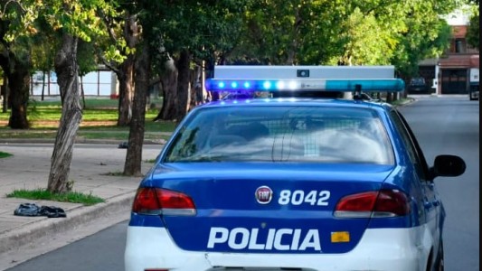 Vecinos denunciaron a un policía dormido en el patrullero: había sufrido un ACV y fue internado