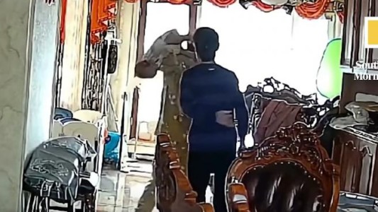 Video: la abuela que atrapó en el aire a su nieto bebé que caía de brazos de la niñera