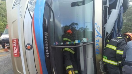 Al menos cinco turistas muertos al volcar autobús en una sierra del sureste de Brasil