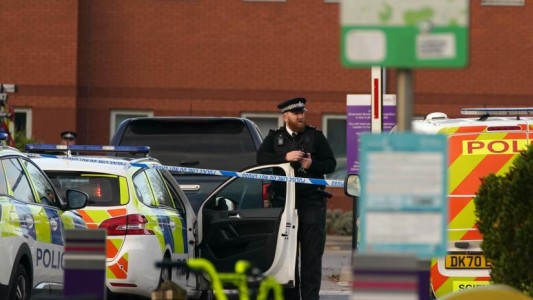 Un muerto y tres detenidos tras la explosión de un taxi en Liverpool