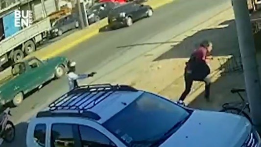 Video: Los vecinos detuvieron a un ladrón que le disparó a un hombre para robarle la moto