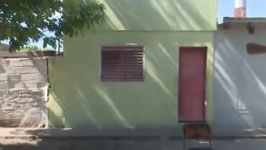 Delincuentes incendiaron una casa familiar en Rosario: la pareja está internada con quemaduras graves