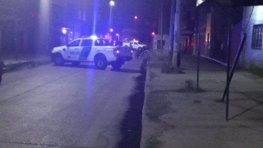 Motochorro intentó robar en una parada de colectivo y murió baleado por una policía