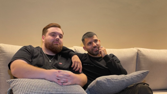 En medio de su impasse, el Kun Agüero se relaja junto a Ibai Llanos