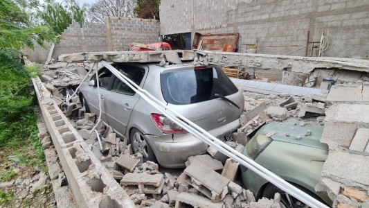 Por el viento una pared se desplomó aplastando cuatro autos en Córdoba