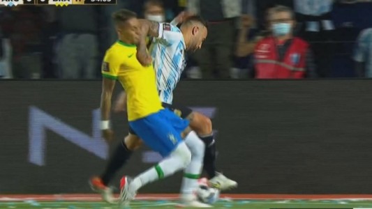 Codazo de Otamendi a Raphinha: Conmebol suspende a los árbitros de Argentina-Brasil